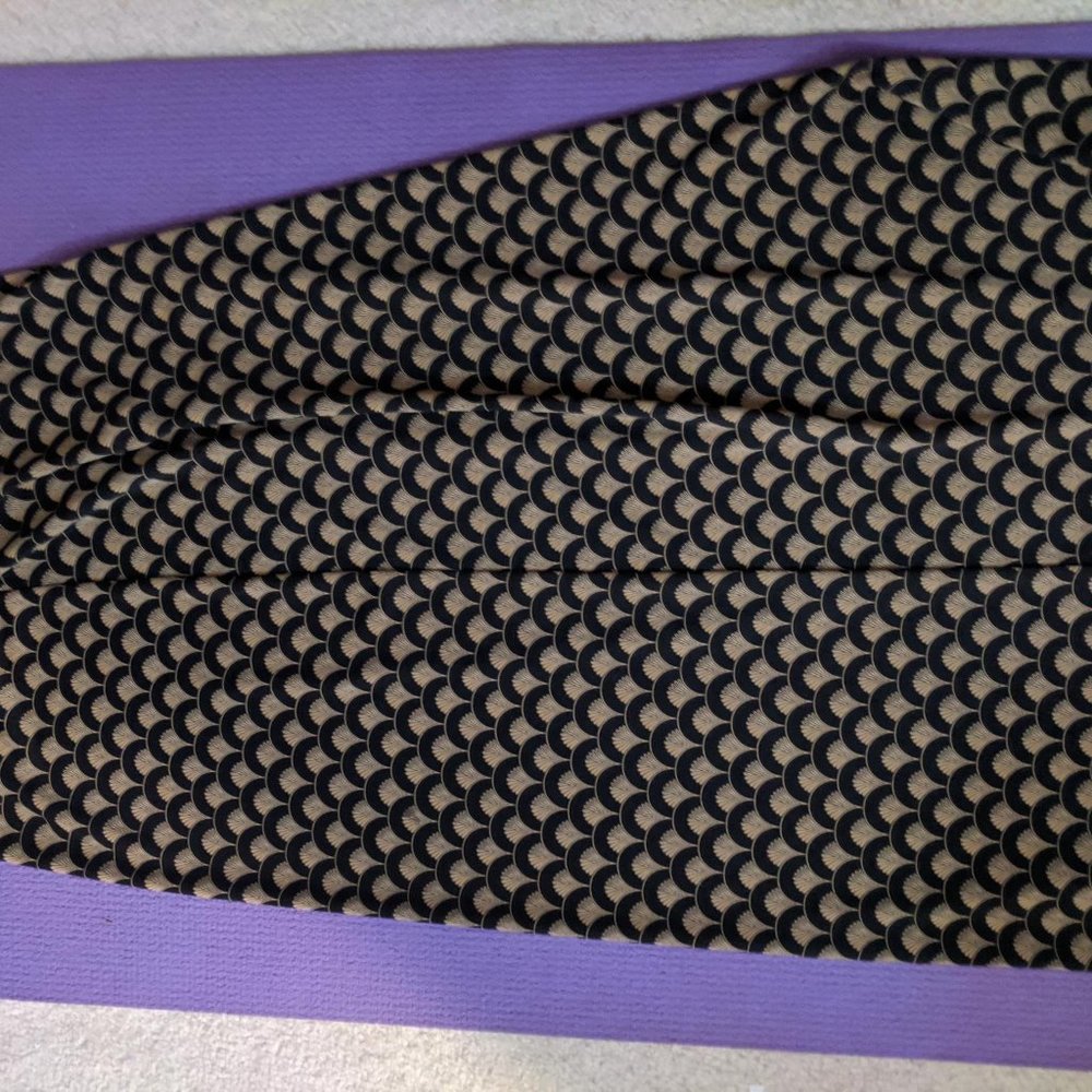 Liz Clayborne skirt size petite 100% polyester ankle length.